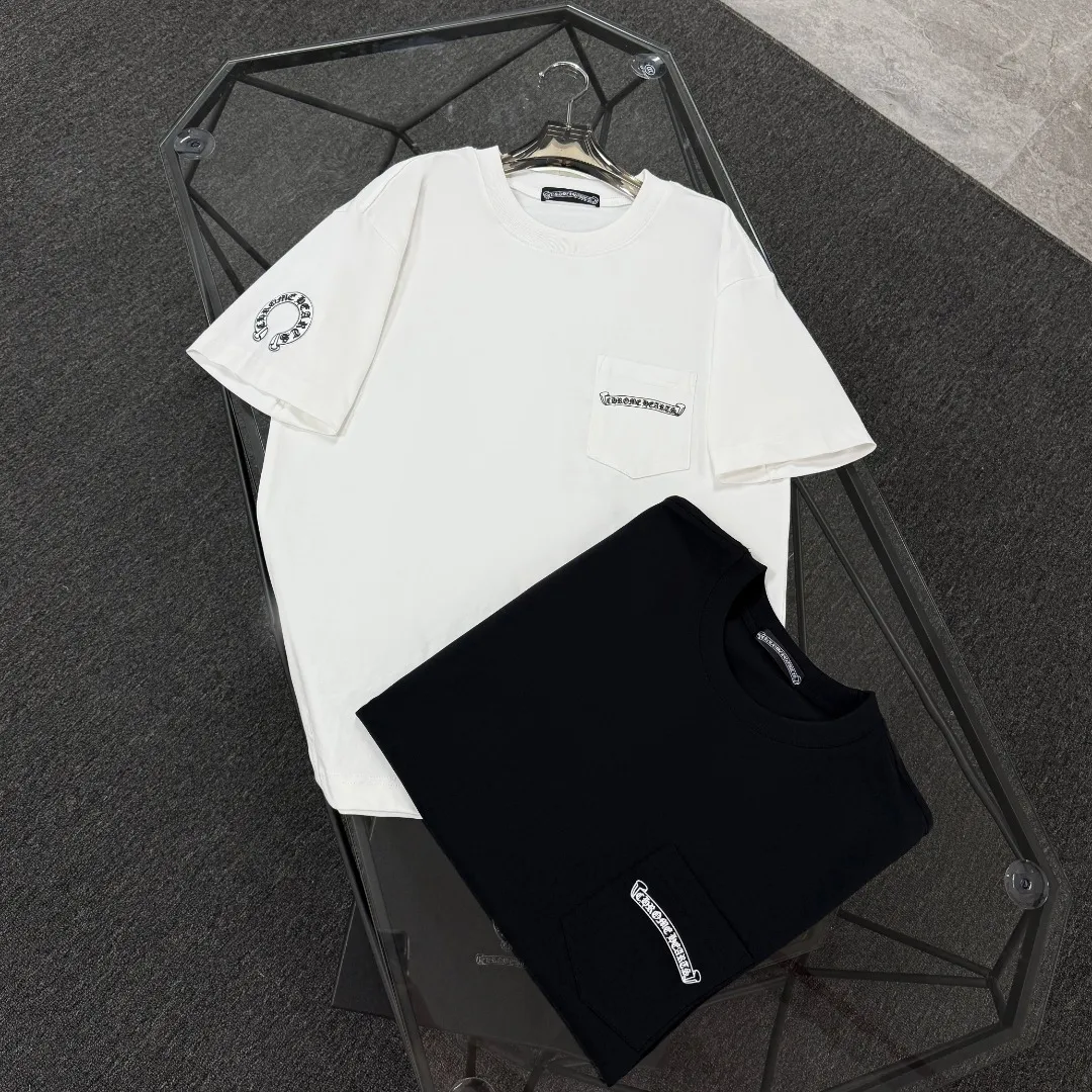 P180 Chrome Hearts 25 high-end versions. The fabric is made of 300 grams of high-density cotton. It does not deform or shrink. It has three labels. It is the same style for men and women. Technology: suede foaming + digital silver printing. Color: white, black. SIZE: S-XL.